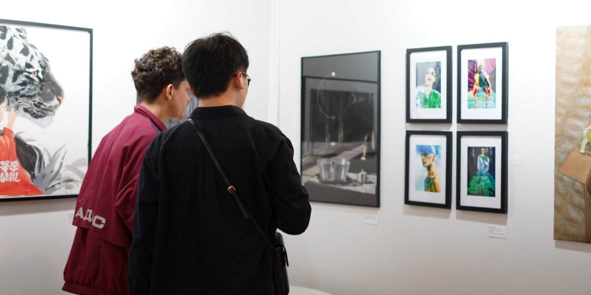 Qihang Zhang Presents Radiant Embrace at the Louvre’s Art Shopping Paris, Blending Tradition, Sustainability, and Emotional Tribute