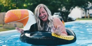 Turn Your Pool Floats Into Valentine's Day Decorations With These 7 Tips