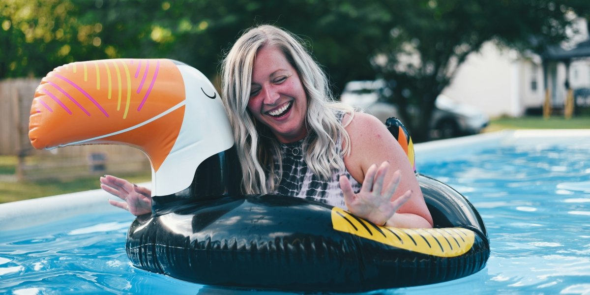 Turn Your Pool Floats Into Valentine's Day Decorations With These 7 Tips