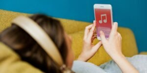 Apple Music to Add Labels for AI-Made Songs